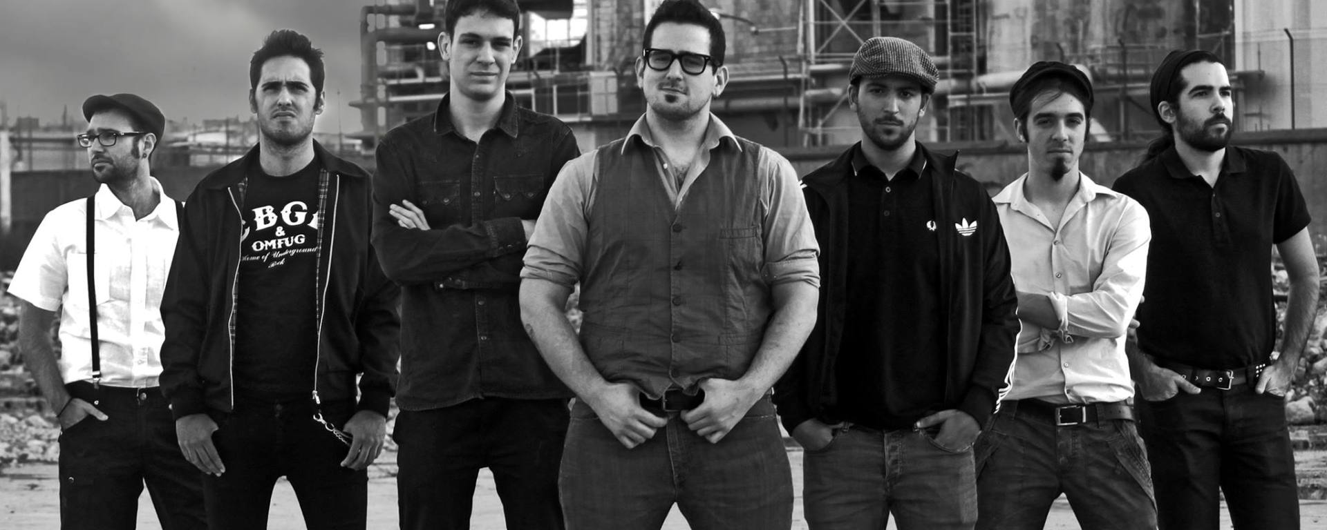 13Krauss vídeo de "Flying Broken Chairs"