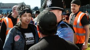 Saffiyah Khan con una camiseta del grupo The Specials