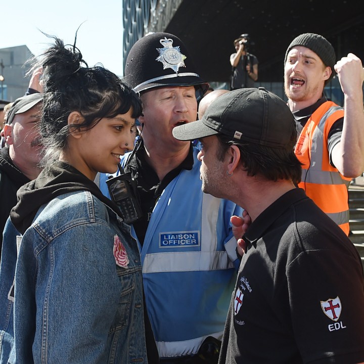 Saffiyah Khan contra Ian Crossland (EDL)