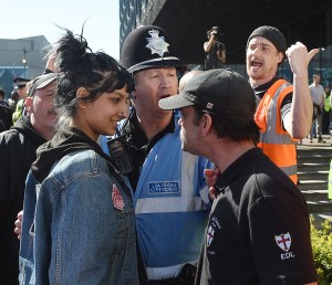 Saffiyah Khan contra Ian Crossland (EDL)