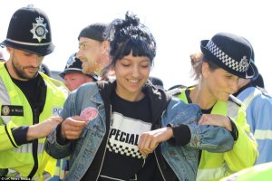 Saffiyah Khan siendo retirada por la policía de West Midlands (UK)
