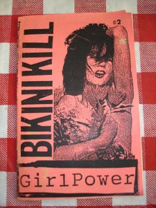 La banda dBikini Kill se inició en 1990 por Tobi Vail y Kathleen Hanna, quienes también editaban el fanzine del mismo nombre. l igual que con Jigsaw y Girl Germs, los artículos de Bikini Kill se centraron en punk rock, política, temas feministas y Riot Grrrl, así como reportajes de escenas sobre actuaciones locales y noticias sobre bandas como Bratmobile, Heavens to Betsy, Fugazi y Nirvana, entre otros.