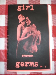Molly Neuman y Allison Wolfe, dos jóvenes feministas que se conocieron en la Universidad de Oregon en 1989, fueron alentadas por Tobi Vail a comenzar una banda y un fanzine. Formaron la banda Bratmobile y éste es su primer fanzine: Girl Germs