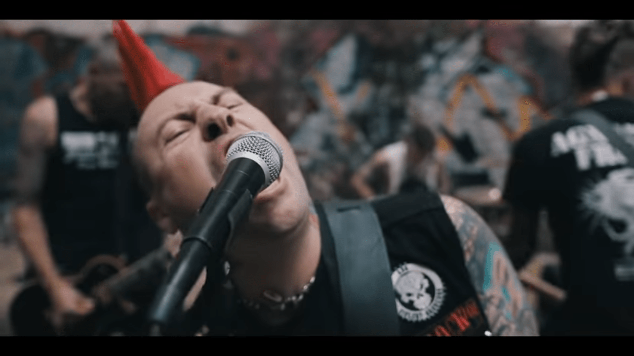 Topnovil: Videoclip de "Nadie", canción incluida en 'Out of Order' [Contra, 2018]