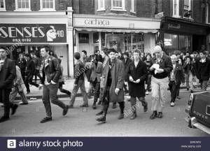 Grupo de punks marchando por Kings Road en 1979