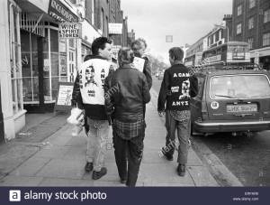 Jóvenes punks marchando por Kings Road