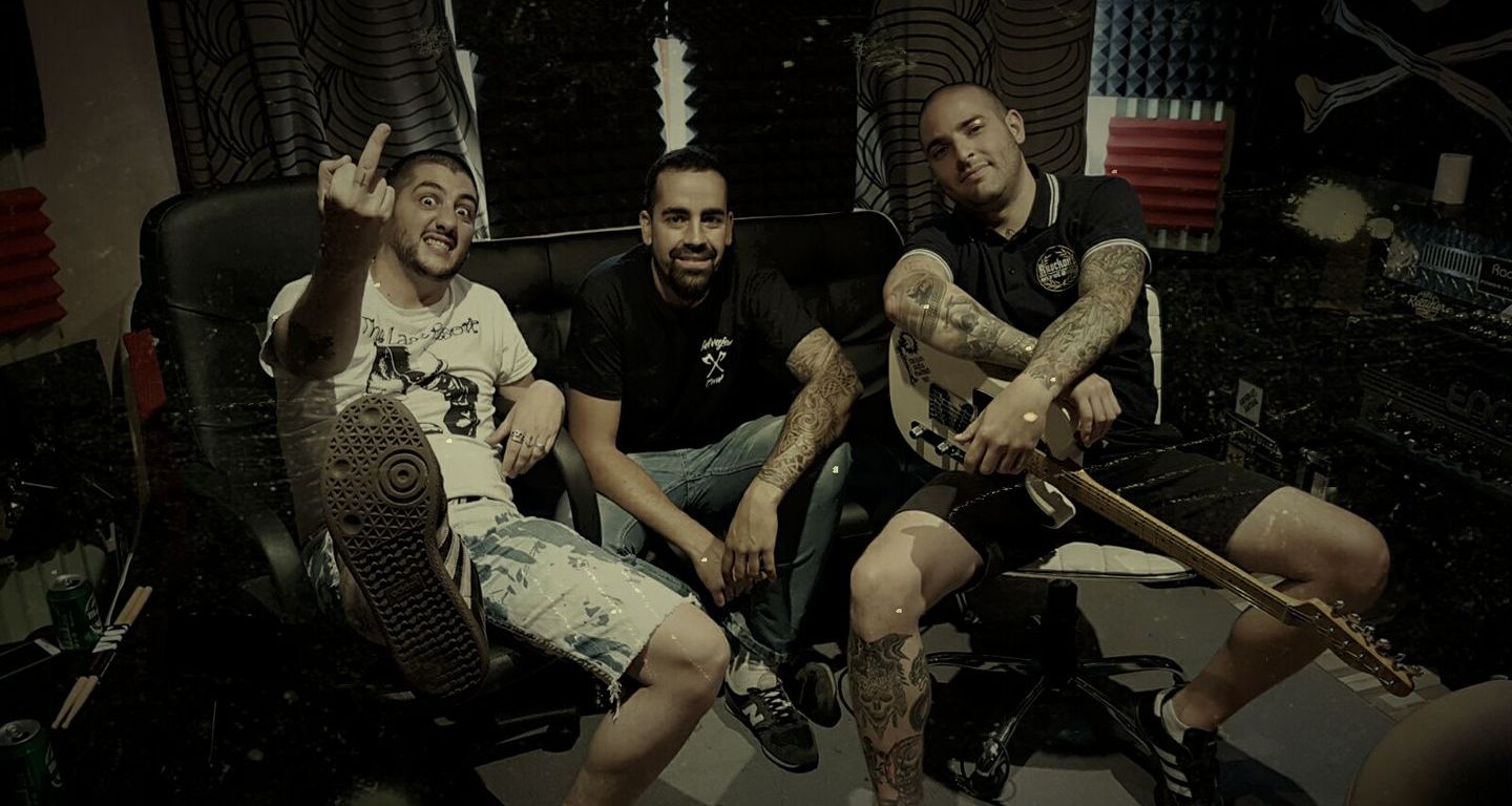 "Deambular" de Knockout, presentación de su nuevo EP, Rock and Roll Skinhead. La canción es una versión de "Rien Qu'en Traînant" de Camera Silens.