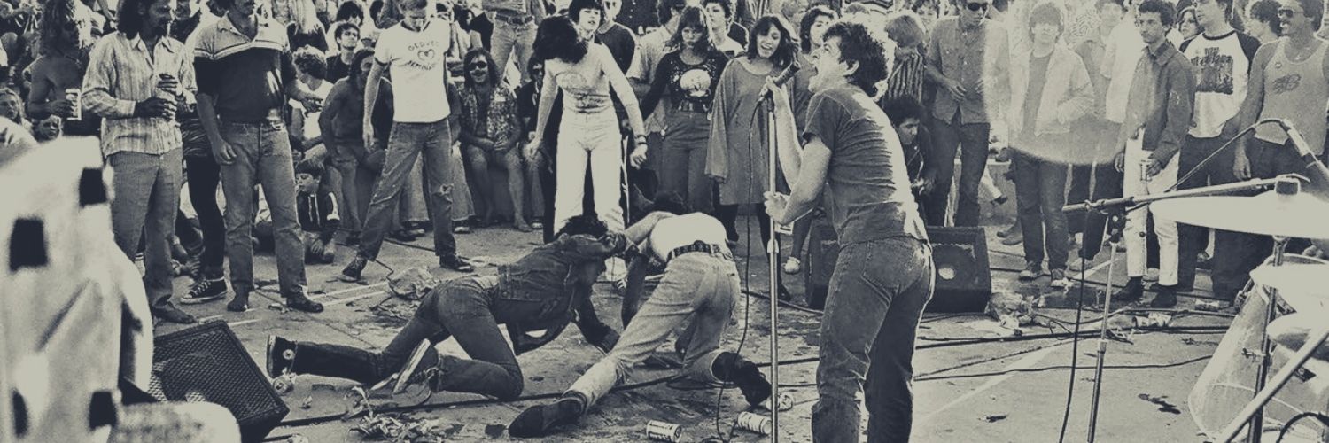 Keith Morris cantando en el concierto de Black Flag @ Polliwog Park, Manhattan Beach, Ca; el 22 de julio de 1979