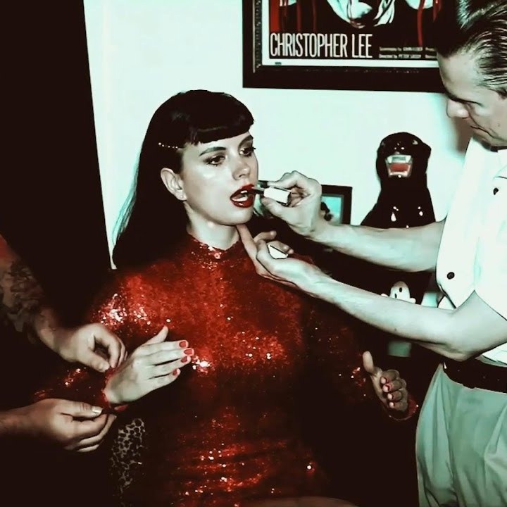 Vídeo de la canción "Electric Zombirella" de Messer Chups, de su EP 'New Wave Or Surf Wave' (2020)