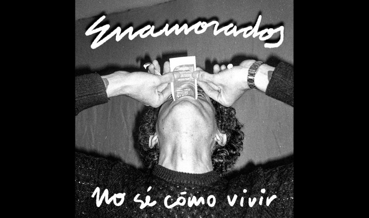 Hace unas semanas pudimos disfrutar de una nueva canción de Enamorados, titulada "Chupa de Cuero", que sirvió para presentar su próximo disco. A través del canal en YouTube de Hotel Records han vuelto a estrenar otro marchoso single titulado "No sé cómo vivir". 