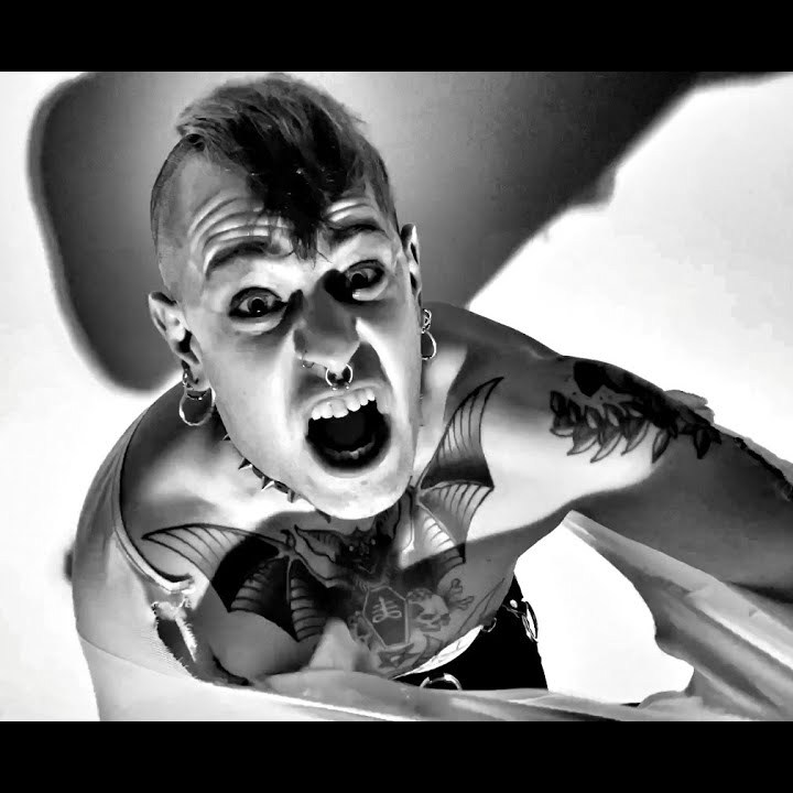 "La del americano", canción de anticipo del nuevo disco The Eskarallas en la que colabora Evaristo Páramos (La Polla, The Meas, Gatillazo)