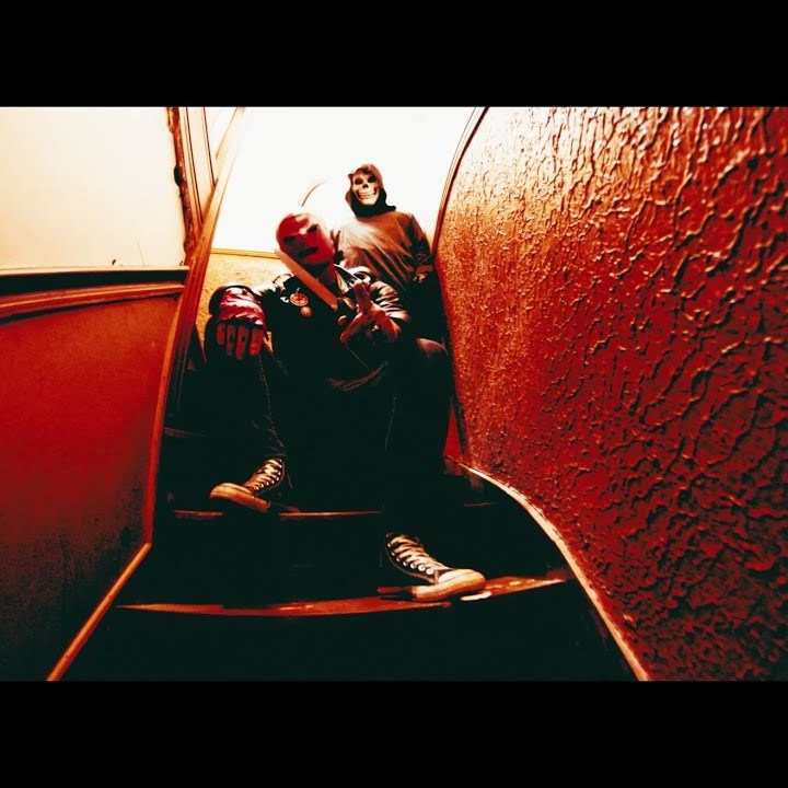 Videoclip de la canción "Cut, Cut" que está incluida en 'Album' (2021) de Cuir