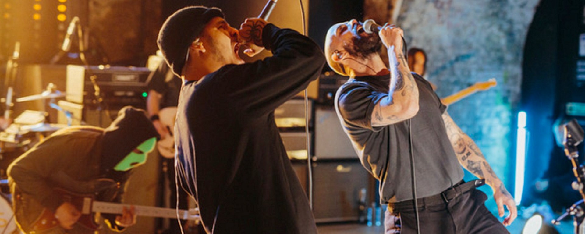 Idles junto a slowthai interpretando "Model Village"