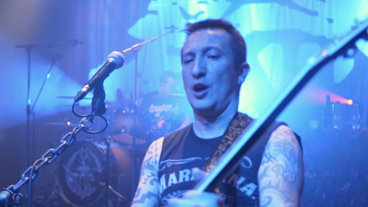 Vídeo oficial de "Tenéis Speed (Zuzenean)", incluido en el álbum "X Años de Sangre Y Moscas" (2021) con la colaboración de Txiki [LaExcavadora, Gatillazo].