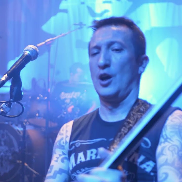 Vídeo oficial de "Tenéis Speed (Zuzenean)", incluido en el álbum "X Años de Sangre Y Moscas" (2021) con la colaboración de Txiki [LaExcavadora, Gatillazo].