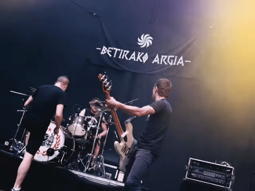 Vídeo en directo de la canción "Baskonia" de Rotten XIII que está incluida en su disco 'Aurrera' (2021)