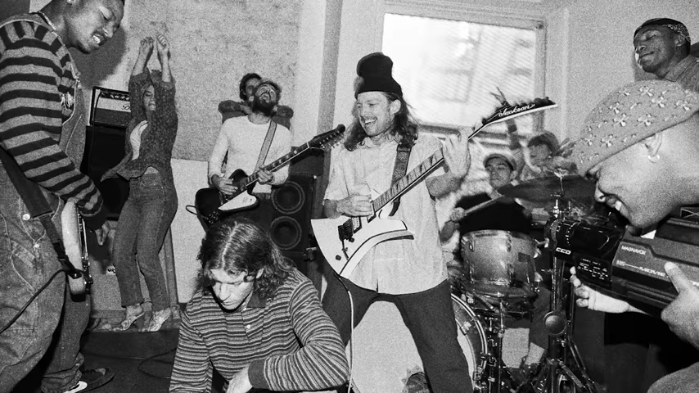 "Fly Again", canción incluida en el disco 'Glow On' (2021) de Turnstile