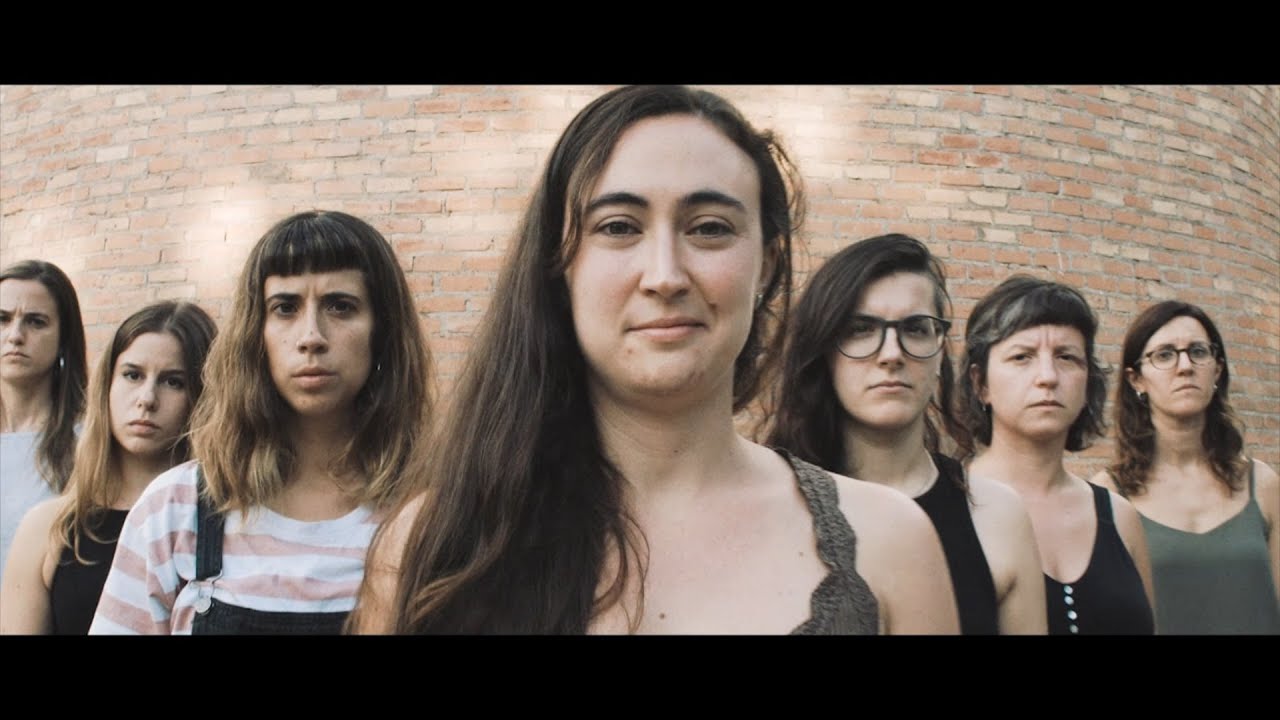 Videoclip de “Contra Les Cordes, canción incluida en el disco 'En Paper De Regal' de Família Fracàs