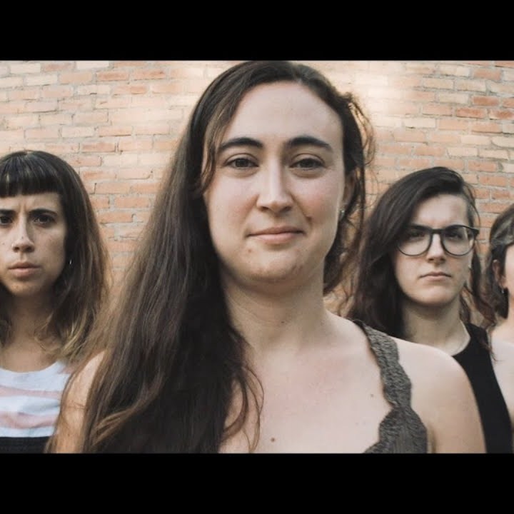 Videoclip de “Contra Les Cordes, canción incluida en el disco 'En Paper De Regal' de Família Fracàs