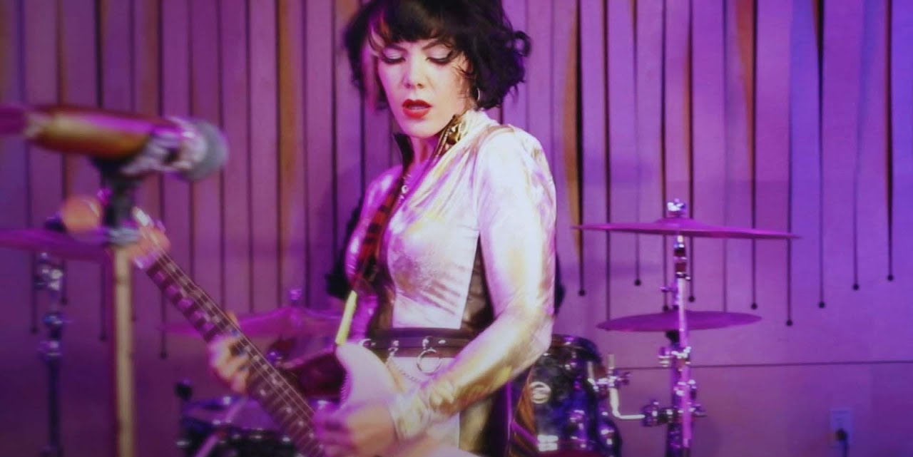 Videoclip de la canción "Gold Record Autograph" que está incluida en el EP 'Animal' de Suzi Moon (2022)