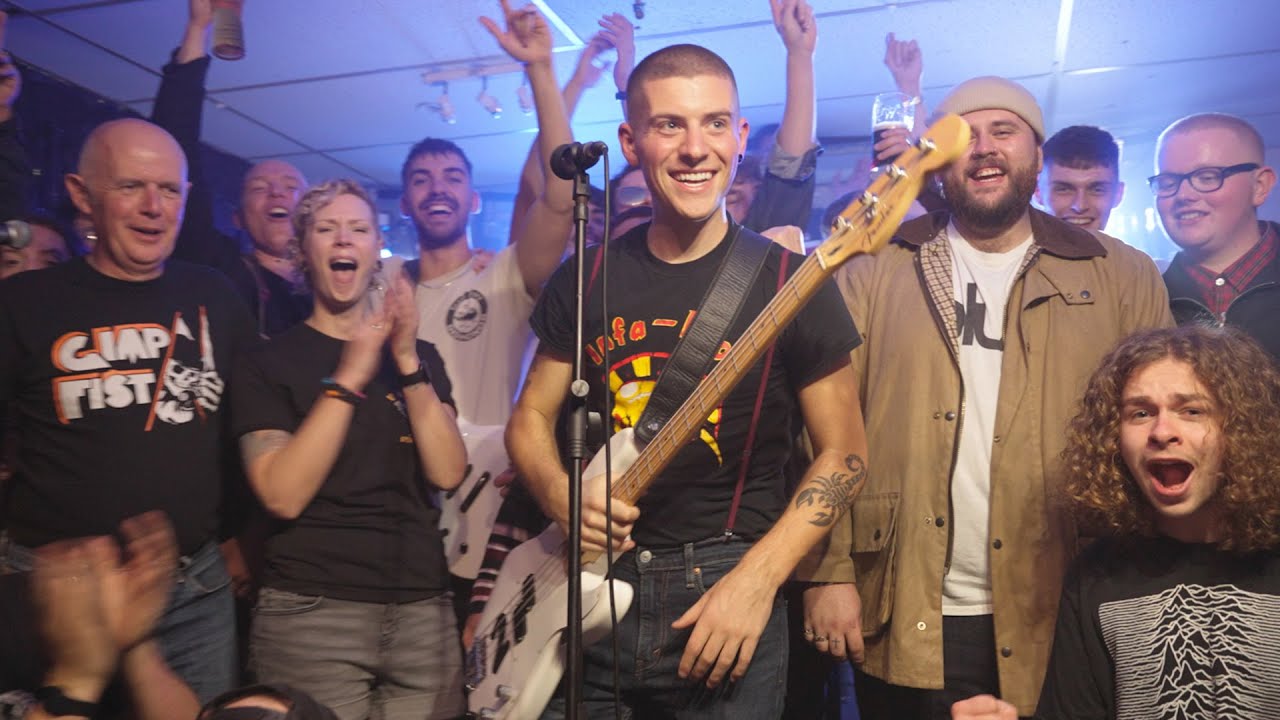 Videoclip de la canción "Under the Streetlight" de Grade 2