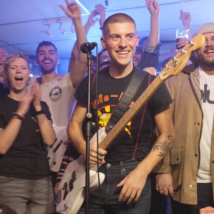 Videoclip de la canción "Under the Streetlight" de Grade 2