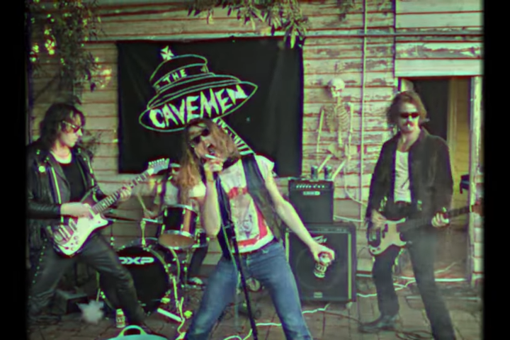 Videoclip de la canción "Booze, Ciggies 'n Drugs" de The Cavemen (2023)