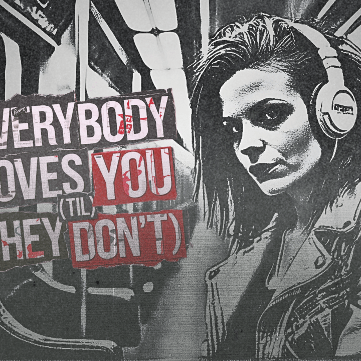 Una mujer escuchando el podcast Radio Condenado a través de unos auriculares mientras viaja en el Metro.