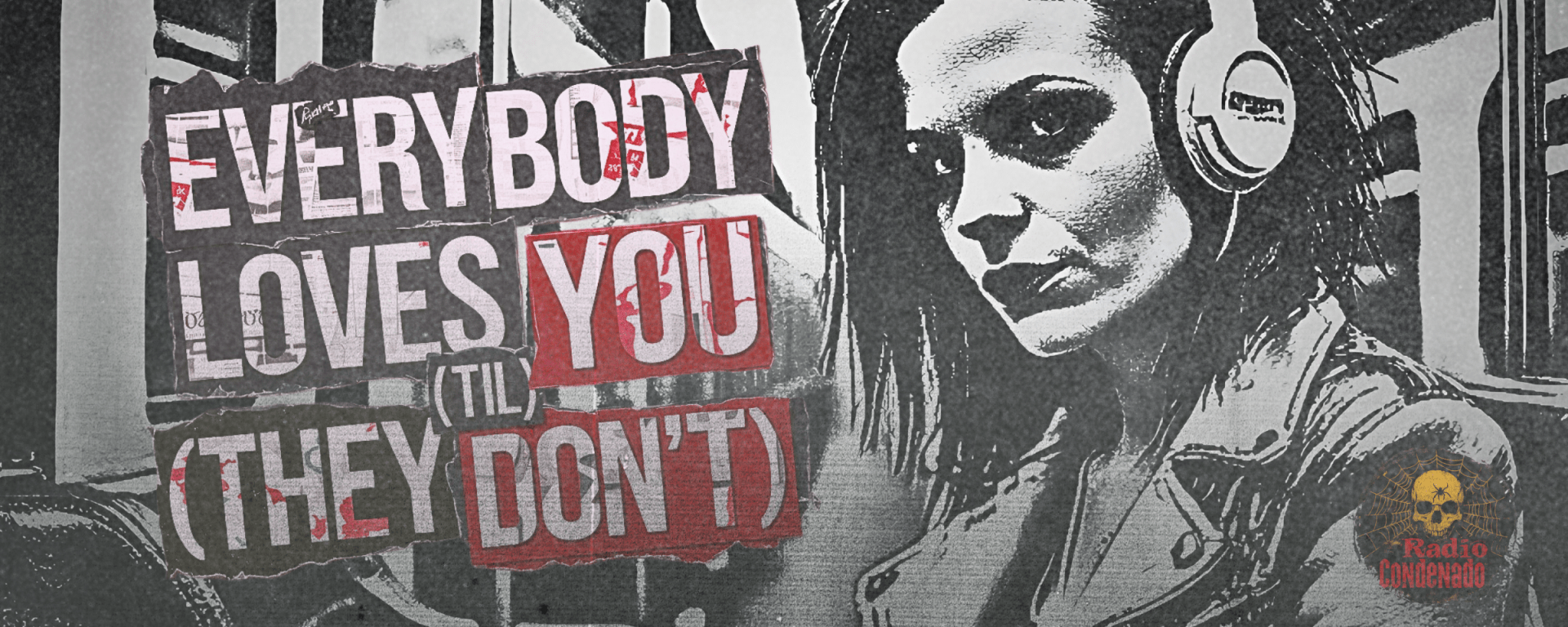 Una mujer escuchando el podcast Radio Condenado a través de unos auriculares mientras viaja en el Metro.